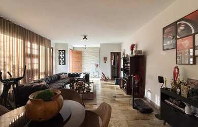 Imagem: A casa possui 4 Dormitórios, 5 Banheiros, 4 Vagas na garagem