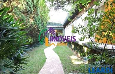 Imagem: A casa possui 4 Dormitórios, 5 Banheiros, 4 Vagas na garagem