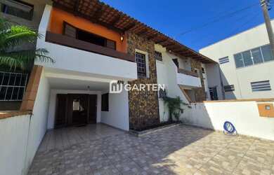 Imagem: A casa possui 3 Dormitórios, 2 Banheiros, 2 Vagas na garagem