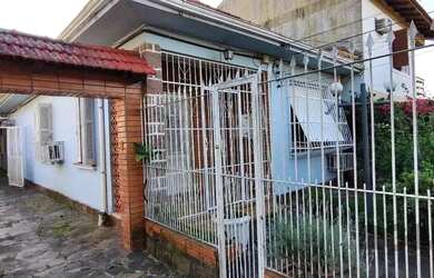 Imagem: A casa possui 3 Dormitórios, 3 Banheiros, 5 Vagas na garagem