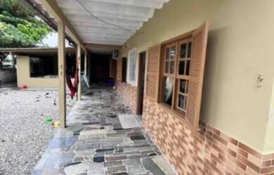 Imagem: A casa possui 5 Dormitórios, 3 Banheiros, 163m² de Área e