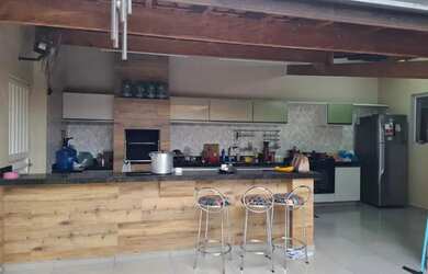 Imagem: A casa possui 2 Dormitórios, 2 Banheiros, 4 Vagas na garagem