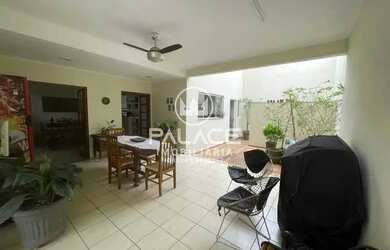 Imagem: A casa possui 4 Dormitórios, 2 Banheiros, 5 Vagas na garagem