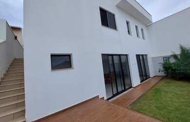 Imagem: A casa em condomínio possui 3 Dormitórios, 3 Banheiros, 2