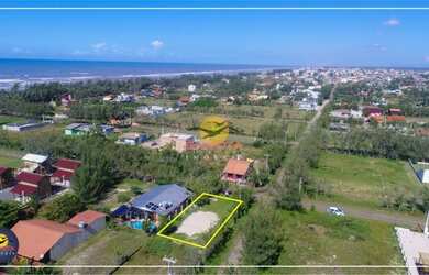 Imagem: O terreno possui 300m² de Área e está localizado em Balneário