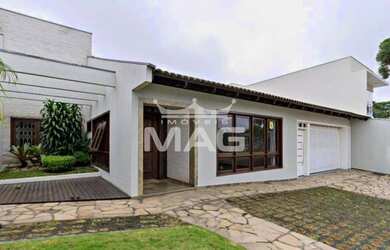 Imagem: A casa possui 4 Dormitórios, 3 Banheiros, 2 Vagas na garagem