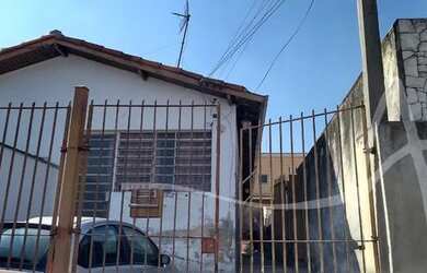 Imagem: A casa possui 2 Dormitórios, 2 Banheiros, 2 Vagas na garagem