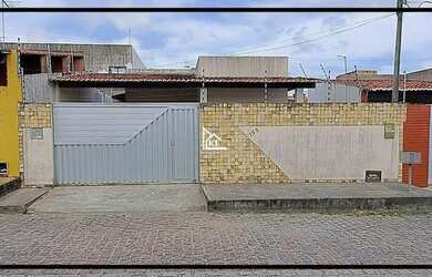 Imagem: A casa possui 3 Dormitórios, 2 Banheiros, 2 Vagas na garagem