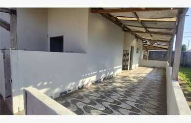 Imagem: A casa possui 3 Dormitórios, 1 Banheiro, 2 Vagas na garagem