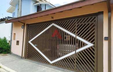 Imagem: A casa possui 4 Dormitórios, 1 Banheiro, 2 Vagas na garagem