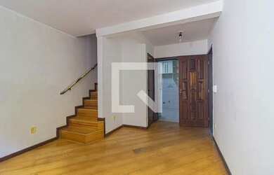 Imagem: A casa em condomínio possui 4 Dormitórios, 2 Banheiros, 1