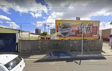 Imagem: A casa possui 4 Dormitórios, 4 Banheiros, 4 Vagas na garagem