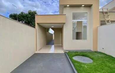 Imagem: A casa possui 3 Dormitórios, 2 Banheiros, 2 Vagas na garagem