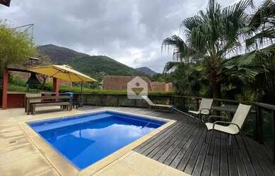 Imagem: A casa possui 4 Dormitórios, 2 Banheiros, 2 Vagas na garagem