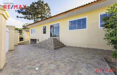 Imagem: A casa possui 4 Dormitórios, 2 Banheiros, 5 Vagas na garagem