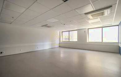 Imagem: O depósito possui 5 Vagas na garagem, 411m² de Área e está