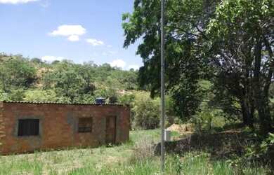 Imagem: O terreno e possui Dormitórios, Suítes, Banheiros está