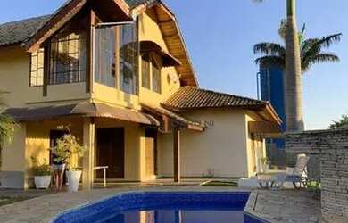 Imagem: A casa possui 2 Dormitórios, 3 Banheiros, 5 Vagas na garagem