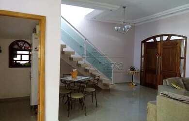 Imagem: A casa possui 4 Dormitórios, 3 Banheiros, 3 Vagas na garagem