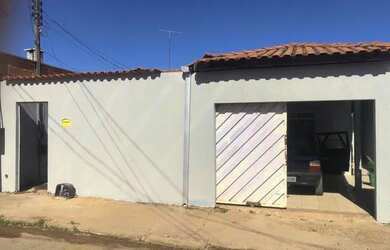 Imagem: A casa possui 3 Dormitórios, 2 Banheiros, 1 Vaga na garagem