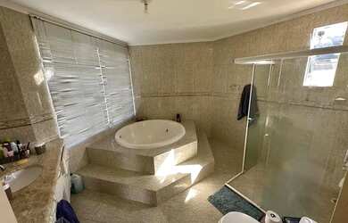 Imagem: A casa possui 5 Dormitórios, 4 Banheiros, 3 Vagas na garagem