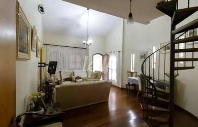 Imagem: A casa possui 3 Dormitórios, 2 Banheiros, 3 Vagas na garagem