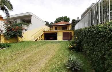 Imagem: A casa possui 3 Dormitórios, 2 Banheiros, 3 Vagas na garagem