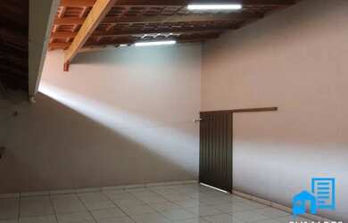 Imagem: A casa possui 2 Dormitórios, 2 Banheiros, 2 Vagas na garagem