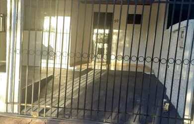 Imagem: A casa possui 2 Dormitórios, 1 Banheiro, 1 Vaga na garagem