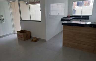 Imagem: A casa possui 2 Dormitórios, 1 Banheiro, 2 Vagas na garagem