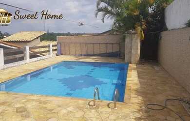 Imagem: A casa possui 4 Dormitórios, 5 Banheiros, 4 Vagas na garagem