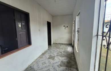 Imagem: A casa possui 4 Dormitórios, 2 Banheiros, 3 Vagas na garagem