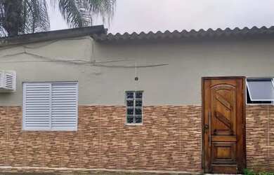 Imagem: A casa possui 1 Dormitório, 1 Banheiro, 1 Vaga na garagem