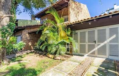 Imagem: A casa possui 4 Dormitórios, 4 Banheiros, 3 Vagas na garagem