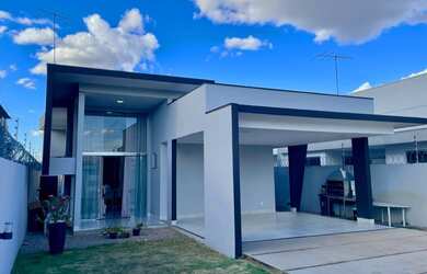 Imagem: A casa possui 3 Dormitórios, 3 Banheiros e 167m² de Área