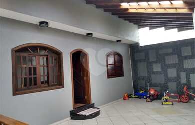 Imagem: A casa possui 4 Dormitórios, 5 Banheiros, 4 Vagas na garagem