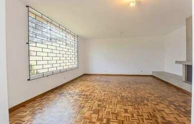 Imagem: A casa possui 5 Dormitórios, 5 Banheiros, 4 Vagas na garagem