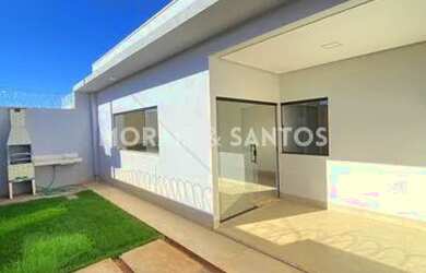 Imagem: A casa possui 2 Dormitórios, 2 Banheiros, 2 Vagas na garagem