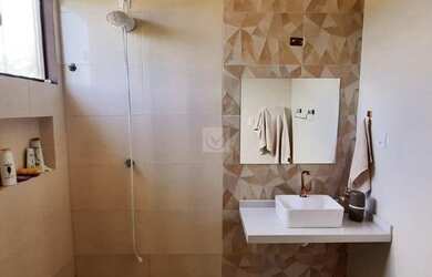 Imagem: A casa em condomínio possui 4 Dormitórios, 4 Banheiros, 1