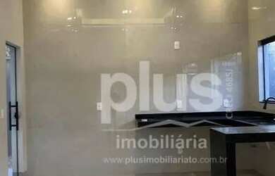 Imagem: A casa possui 3 Dormitórios, 2 Banheiros, 2 Vagas na garagem