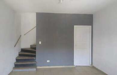 Imagem: A casa possui 3 Dormitórios, 3 Banheiros, 1 Vaga na garagem