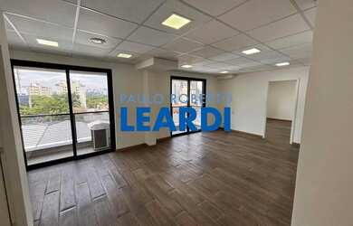 Imagem: O depósito possui 3 Vagas na garagem, 105m² de Área e está