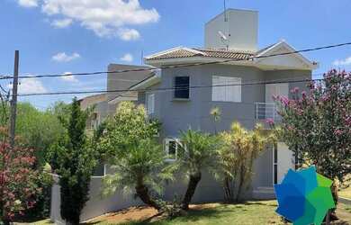 Imagem: A casa em condomínio possui 5 Dormitórios, 4 Banheiros, 2