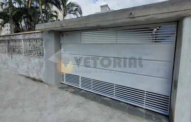 Imagem: A casa possui 3 Dormitórios, 2 Banheiros e 232m² de Área