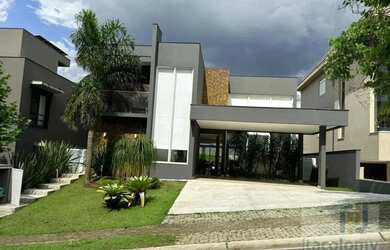 Imagem: A casa em condomínio possui 4 Dormitórios, 5 Banheiros, 4