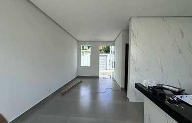 Imagem: A casa possui 2 Dormitórios, 1 Banheiro, 1 Vaga na garagem