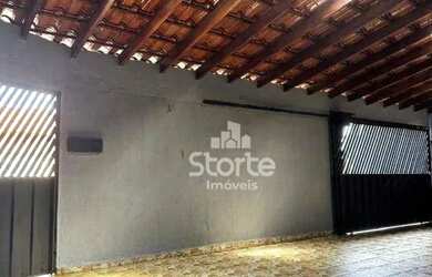 Imagem: A casa possui 4 Dormitórios, 2 Banheiros, 5 Vagas na garagem