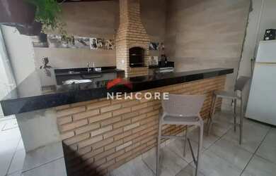 Imagem: A casa possui 3 Dormitórios, 3 Banheiros, 2 Vagas na garagem