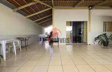 Imagem: A casa possui 2 Dormitórios, 1 Banheiro, 2 Vagas na garagem