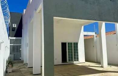 Imagem: A casa possui 3 Dormitórios, 2 Banheiros, 4 Vagas na garagem